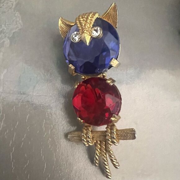 Elegant Owl Brooch with Blue and Red Gems. Vintage gold tone. - Picture 2 of 5